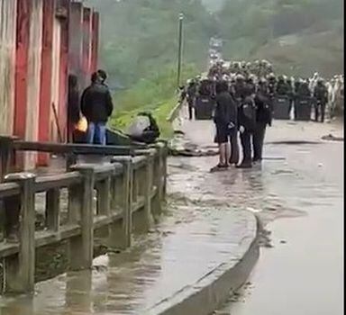 Grupo de indígenas que estaria ocupando a casa de máquinas da Barragem Norte e teria iniciado o confronto com a Polícia Militar