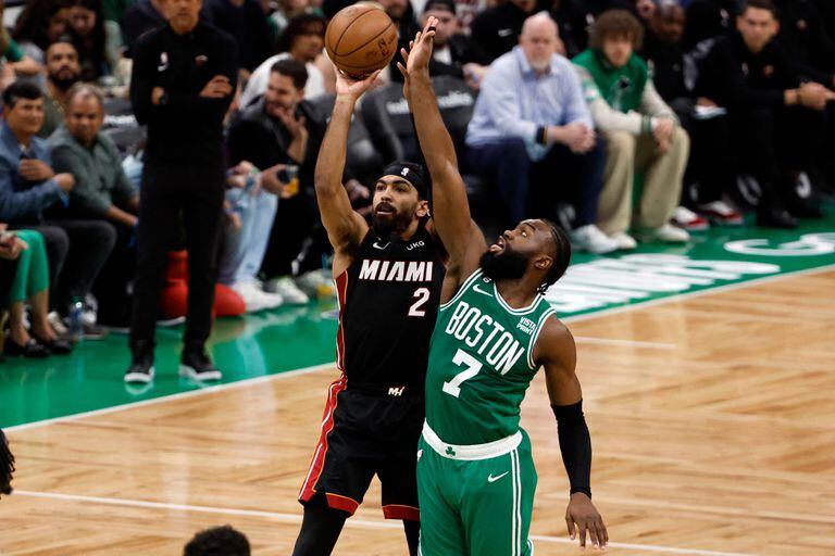 O armador do Miami Heat, Gabe Vincent, atira contra o armador do Boston Celtics, Jaylen Brown, durante jogo sete das finais da Conferência Leste para os playoffs da NBA de 2023 no TD Garden. 
