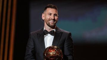 (FILES) (FILES) Inter Miami CF's Argentine forward Lionel Messi receives his 8th Ballon d'Or award during the 2023 Ballon d'Or France Football award ceremony at the Theatre du Chatelet in Paris on October 30, 2023. (Photo by FRANCK FIFE / AFP). Foto: Franck Fife/ AFP