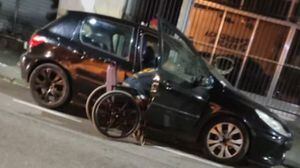 
Homem com deficiência, sem ambas as pernas, guiava um carro sem adaptações e usava um cabo de vassoura para acelerar e frear o automóvel.
