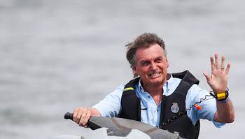 Bolsonaro vai a ‘lanchaciata’ e pilota moto náutica entre apoiadores no Lago Paranoá, em Brasília
