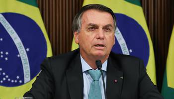 Bolsonaro promete ampliar acesso a armas e seguir modelo dos EUA no Brasil se reeleito