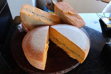 Queijo rouillé, que em francês significa "enferrujado", é a receita inspirada no queijo francês morbier FOTO: Matheus Shimono/Prefeitura de Ibiúna
