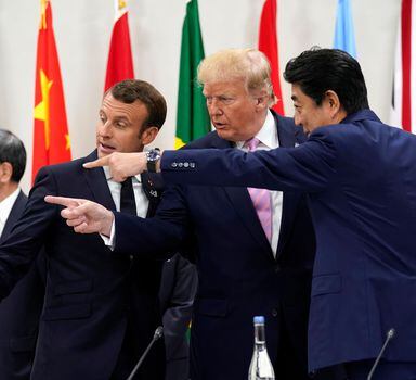 Donald Trump ao lado do francês Emmanuel Macron (E) e do japonês Shinzo Abe (D) na cúpula do G-20 em Osaka
