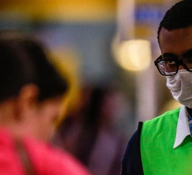 Funcionário usa máscara no Aeroporto de Cumbica, em Guarulhos