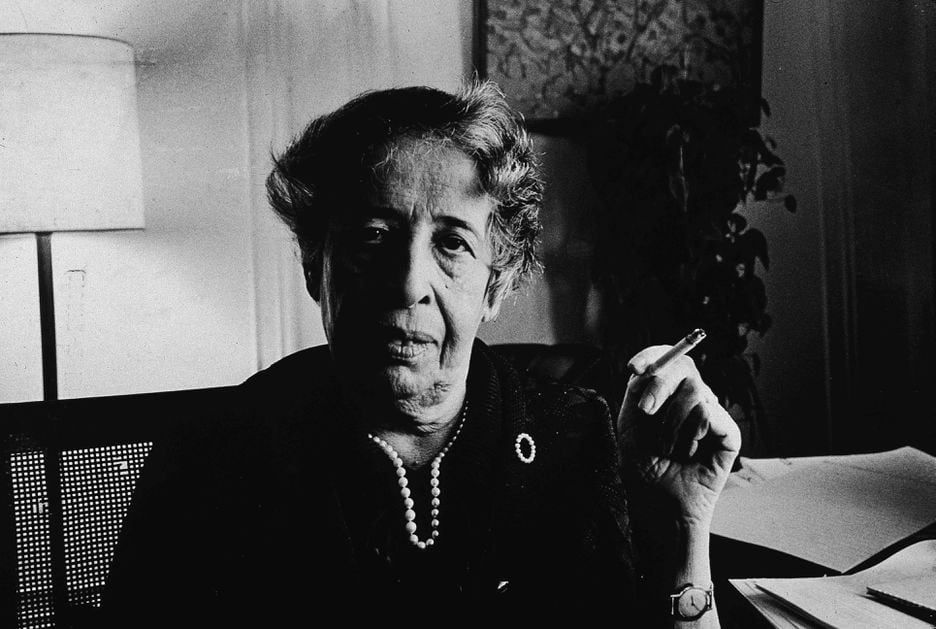 Hannah Arendt em seu apartamento, em Nova York, em 1972.