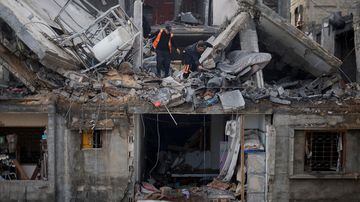 Palestinos vasculham destroços de casa destruída em ataque aéreo de Israel em Rafah, em imagem desta terça-feira, 27. Cessar-fogo nos combates está em negociação