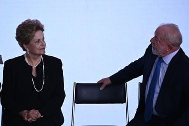 Dilma Rousseff e o presidente Lula durante cerimônia no Planalto; para petistas, cassação da ex-presidente foi 'golpe de Estado'