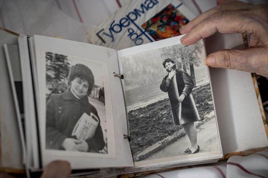 Galina Ploschenko mostra livro de memórias que trouxe com ela para a Alemanha