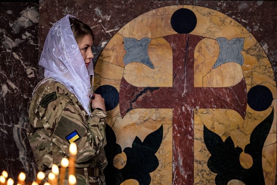 Militar ucraniana reza durante celebração da Páscoa ortodoxa na catedral de St. Volodymyr, em Kiev  