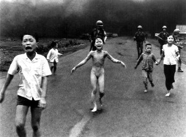 Imagem mostra Kim Phuc Phan Thi, nua, no centro da foto, ao lado de outras crianças vítimas da Guera do Vietnã. Foto de Nick Ut, tirada em 08 de junho de 1972, virou ícone antiguerra 