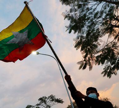 Junta Militar de Mianmar decretou a proibição de manifestações contra o governo impondo um toque de recolher na duas maiores cidades do país, Yangon e Mandalai