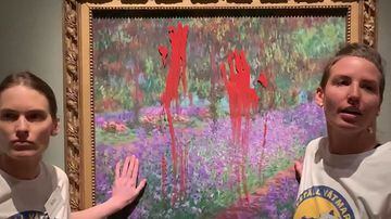 This handout video grab taken from footage provided by action network Aterstall Vatmarker on June 14, 2023 shows two activists standing next to the painting "The Artist's Garden at Giverny" (1900) by French artist Claude Monet (1840-1926) after having smeared paint on it at the National Museum in Stockholm, Sweden. Environment activists on June 14 smeared red paint and glued their hands to the protective glass on a Monet painting at Stockholm's National Museum, police and the museum said. "Two women around the ages of 25 and 30 were arrested," police said, as the organisation Aterstall Vatmarker (Restore Wetlands) claimed responsibility for the action in an interview with AFP. The museum told AFP it was "not yet known" if the painting itself had been damaged. (Photo by Handout / ATERSTALL VATMARKER / AFP) / RESTRICTED TO EDITORIAL USE - MANDATORY CREDIT "AFP PHOTO / ATERSTALL VATMARKER " - NO MARKETING NO ADVERTISING CAMPAIGNS - DISTRIBUTED AS A SERVICE TO CLIENTS. Foto: Handout/Aterstall Vatmarker/AFP