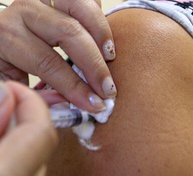 Pessoa é vacinada na zona norte de São Paulo