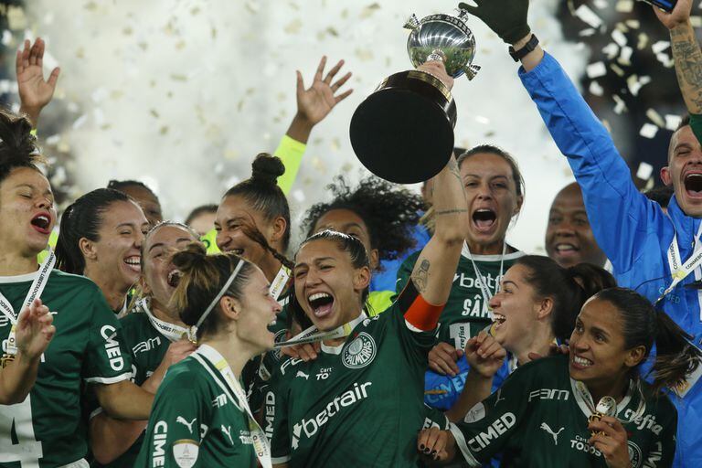 Palmeirenses celebram a conquista da Libertadores Feminina.