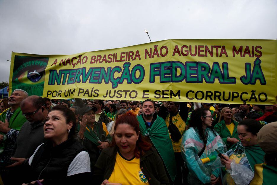 Apoiadores do presidente Bolsonaro em frente ao Comando Militar do Sudeste em frente a entrada da Alesp. 
