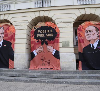 Warsaw (Poland), 25/05/2022.- Banners showing hungarian Prime Minister viktor orban (L), Russian President Vladimir Putin (R) and slogan 'Fossils Fuel War' during a Greenpeace protest demanding a boycott of Russian oil in front of the Hungarian Embassy in Warsaw, Poland, 25 May 2022. (Protestas, Hungría, Polonia, Rusia, Varsovia) EFE/EPA/ZOFIA BICHNIEWICZ POLAND OUT
