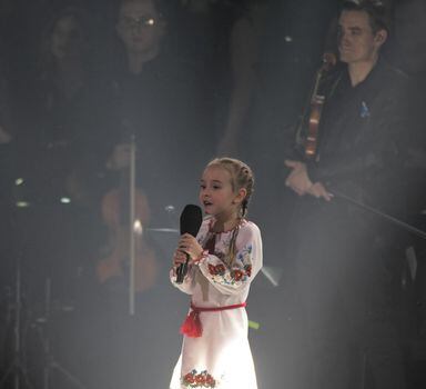Lodz (Poland), 20/03/2022.- 7-years old Amelia Anisovych from Ukraine performs on stage during the charity concert 'Together with Ukraine' at the Atlas Arena in Lodz, central Poland, 20 March 2022. (Polonia, Rusia, Ucrania) EFE/EPA/GRZEGORZ MICHALOWSKI POLAND OUT
