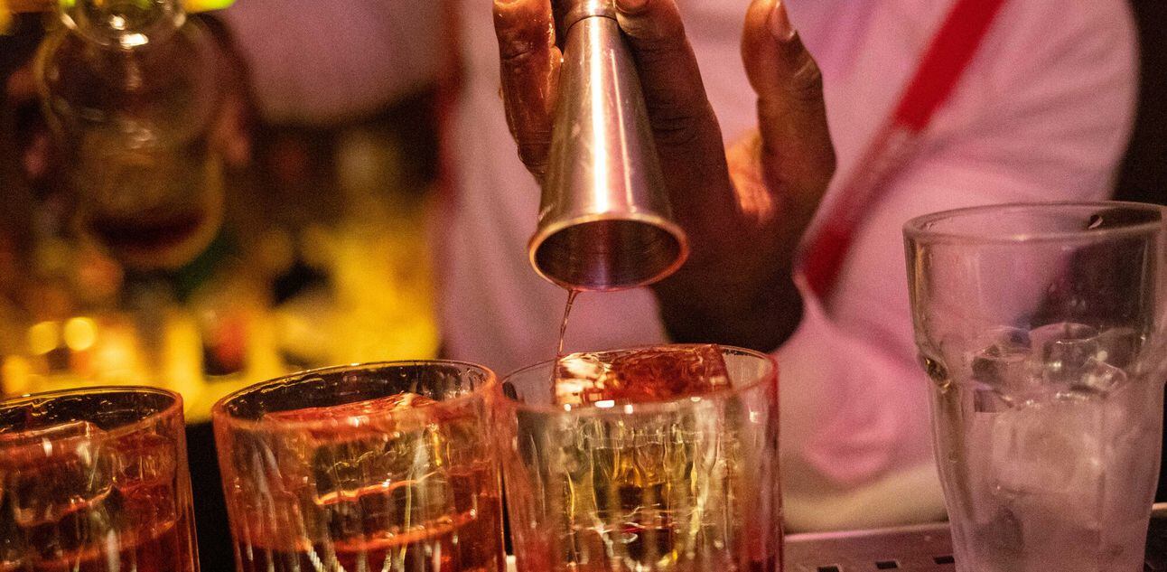 Drinque de gim, vermute e Campari, negroni completa 100 anos. Foto: Daniel Teixeira/Estadão