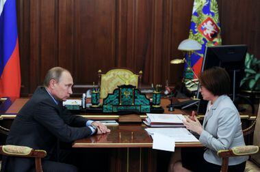 Presidente Vladimir Putin com a presidente do Banco Central Elvira Nabiullina em reunião no Kremlin, em 13 de setembro de 2016