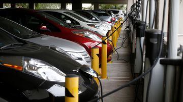FILE PHOTO: Electric cars sit charging in a parking garage at the University of California, Irvine January 26, 2015. REUTERS/Lucy Nicholson/File Photo. Foto: Lucy Nicholson/Reuters