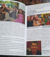 A Bíblia com páginas de fotos que promovem o ex-ministro Milton Ribeiro e os pastores Arilton e Gilmar. Foto: Estadão