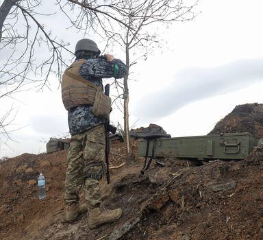 Soldado ucraniano observa região de Luhansk e Donetsk