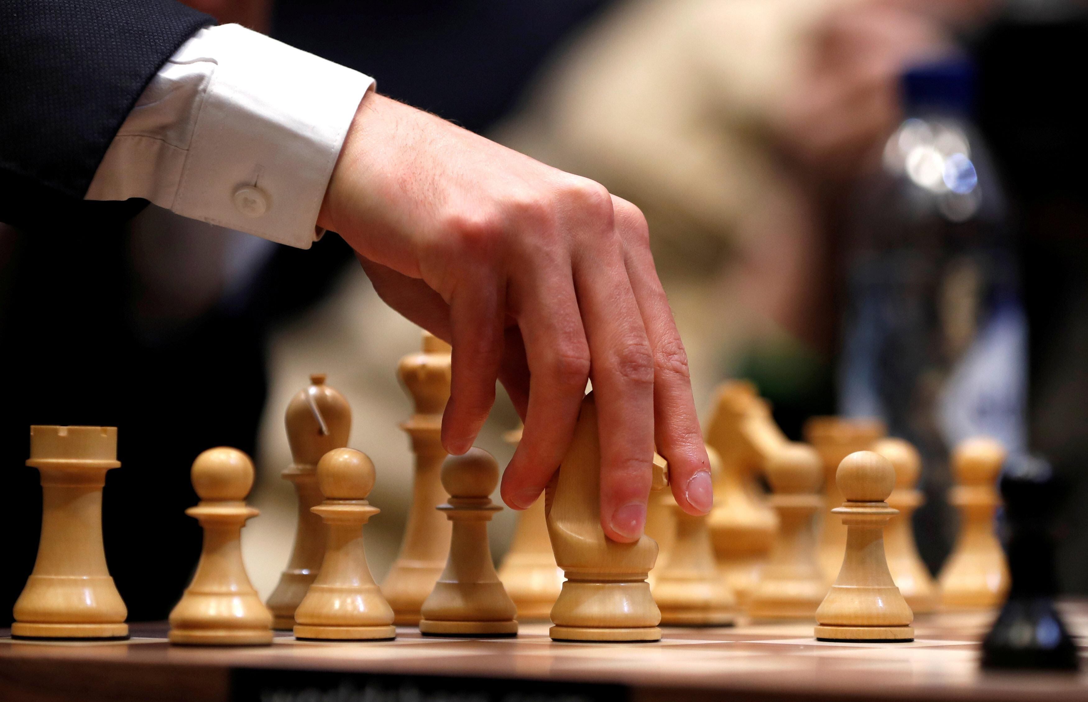 Campeão mundial de xadrez abandona partida contra jovem acusado de