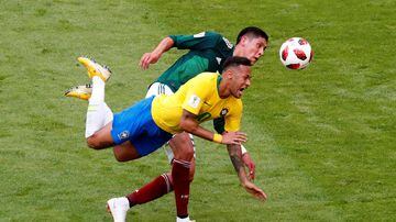 Soccer Football - World Cup - Round of 16 - Brazil vs Mexico - Samara Arena, Samara, Russia - July 2, 2018  Mexico's Edson Alvarez in action with Brazil's Neymar   REUTERS/David Gray. Foto: David Gray/ Reuters
