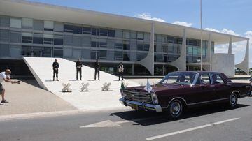 Ford Galaxie de Juscelino Kubitschek desfilou pelas ruas de Brasília e parou na frente do Palácio do Planalto. Foto: Reprodução/Exército Brasileiro