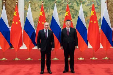Em imagem fornecida pela Xinhua, os presidentes Vladimir Putin (E) e Xi Jinping em Pequim, em 4 de fevereiro