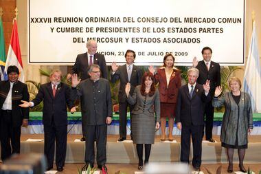 Em encontro da Cúpula do Mercosul no Paraguai, em 2009, alguns dos presidentes da onda rosa original, como Lula, Cristina Kirchner, Fernando Lugo, Tabaré Vázquez, Evo Morales, Rafael Correa e Michelle Bachelet.