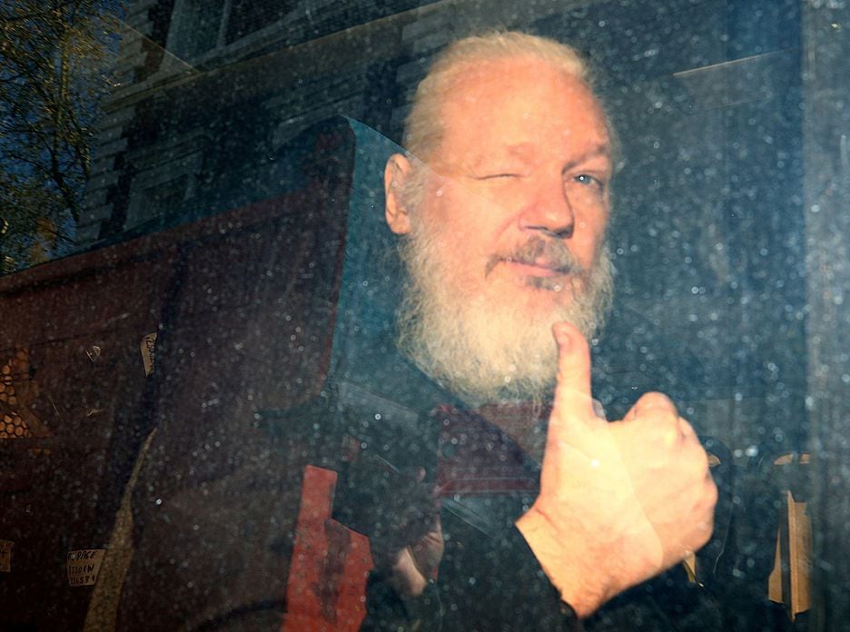 Julian Assange no dia em que foi detido, em 11 de abril de 2019, na embaixada do Equador em Londres 