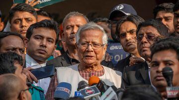 Dhaka (Bangladesh), 01/01/2024.- Bangladeshi Nobel peace laureate Muhammad Yunus (C) talks to the media outside the Dhaka Labor Court in Dhaka, Bangladesh, 01 January 2024. Yunus and three other top officials of Grameen Telecom were sentenced to six months of imprisonment in a case over labor law violations. EFE/EPA/MONIRUL ALAM
. Foto: EFE/EPA/MONIRUL ALAM