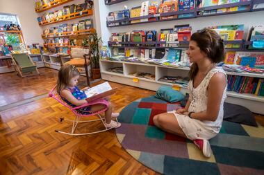 Marina com a mãe, Nayara, na Livraria Miúda, que é quase o quintal de casa
