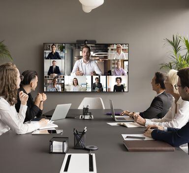 USO PROIBIDO / FOTO DA ADOBE STOCK / NÃO PUBLICAR Business teem of office employees and freelancers meeting on online video chat, conference call. Coworkers sitting at negotiation table, looking at display with speaking distance colleagues