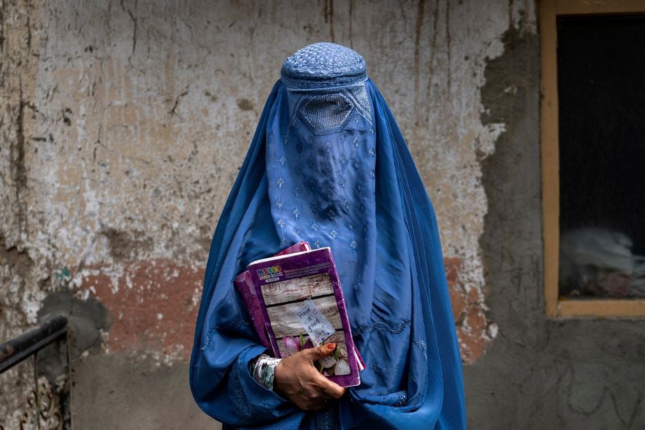 Arefeh, 40 anos, uma mulher afegã em uma escola subterrânea, em Cabul, Afeganistão, em 30 de julho de 2022. Ela frequenta esta escola subterrânea com sua filha que não tem permissão para ir à escola pública