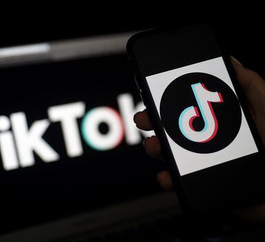 Com vídeos curtos, TikTok é a plataforma que acontecem dancinhas e outras "tendências" entre usuários