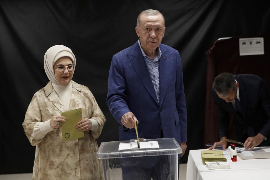 O presidente turco reeleito, Recep Tayyip Erdogan, e sua mulher, Emine Erdogan, depositam a cédula eleitoral em ponto de votação em Istambul