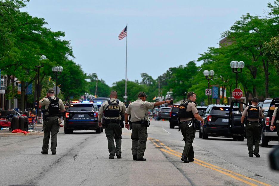 A polícia faz buscas no centro da cidade do subúrbio de Highland Park, em Chicago, após um ataque de atirador em um desfile de 4 de julho