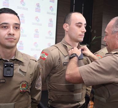 A Polícia Militar de Santa Catarina iniciou o uso de câmeras corporais em julho de 2019. Desde então, a corporação tem ampliado o uso dos equipamentos