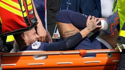 PSG's Neymar is carried off the field on a stretcher after after injuring during the French League One soccer match between Paris Saint-Germain and Lille at the Parc des Princes stadium, in Paris, France, Sunday, Feb. 19, 2023. (AP Photo/Christophe Ena). Foto: Christophe Ena/AP