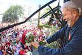Lula joga flores para manifestantes que fazem ato em defesa de instituto