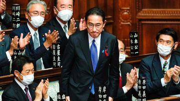 Fumio Kishida (C) é celebrado por seus colegas legisladores após ser eleitoprimeiro-ministro, durante sessão parlamentar extraordinária em Tóquio. Foto:  EFE/EPA/KIMIMASA MAYAMA