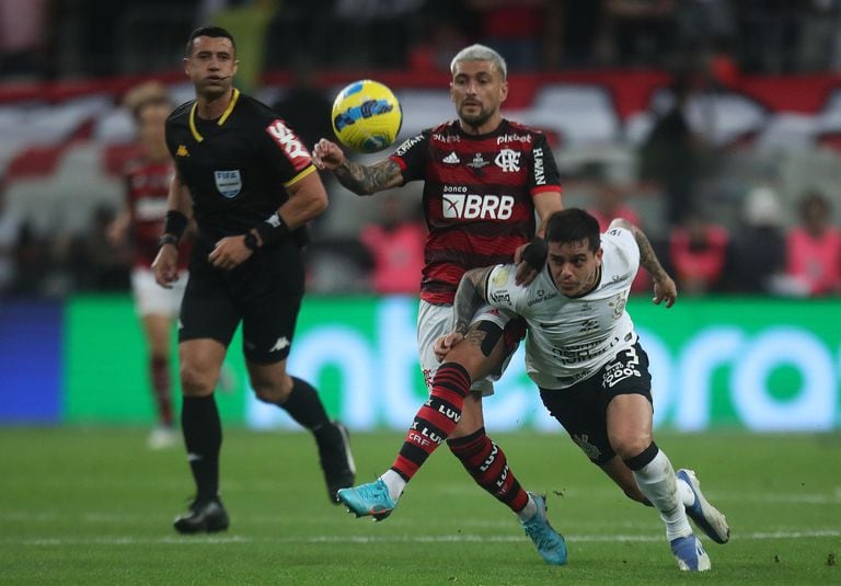 No jogo de ida, polêmicas de arbitragem rondaram o duelo entre Corinthians e Flamengo