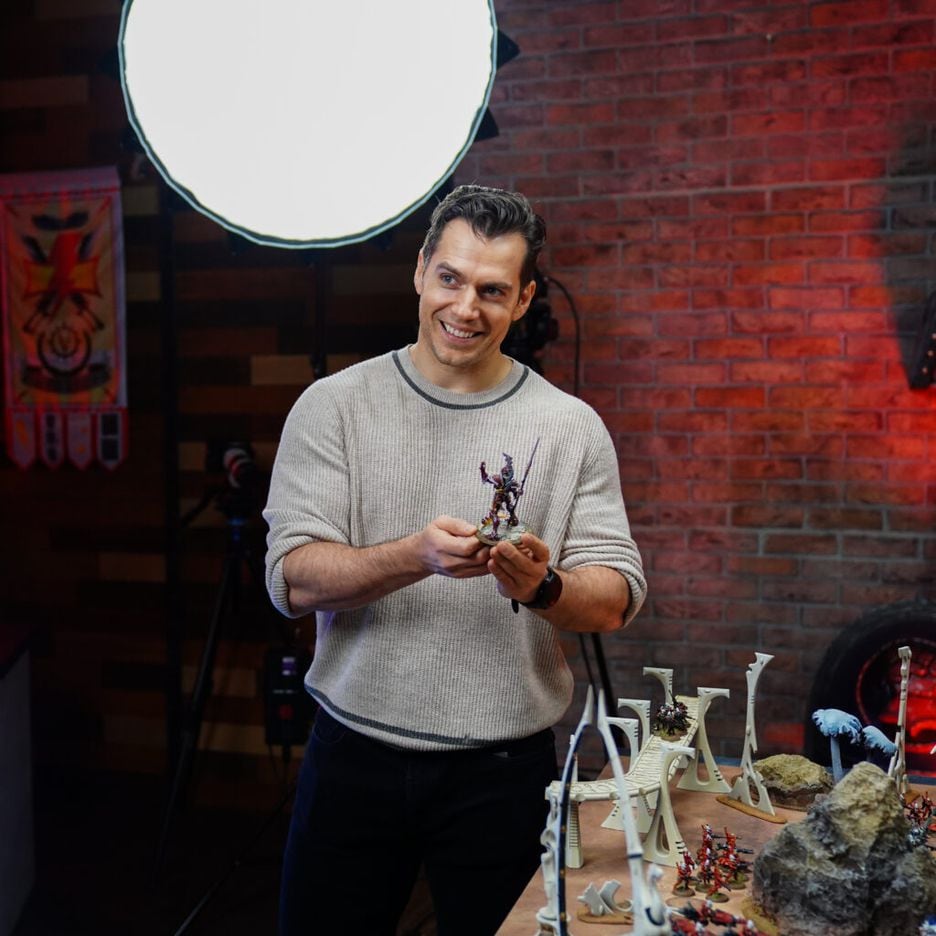 O ator brinca com miniaturas do projeto Warhammer 40K