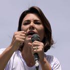 Brazil's former First Lady (2019-2022) Michelle Bolsonaro delivers a speech as she drives on top of a truck during an anti-abortion rally organized by PL Mulher group at Praca da Liberdade square in Belo Horizonte, state of Minas Gerais, Brazil, on October 8, 2023. The event was also attended by her husband, former president Jair Bolsonaro, federal deputy Nikolas Ferreira and other political and religious leaders. (Photo by DOUGLAS MAGNO / AFP). Foto: Douglas Magno/AFP