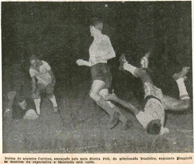 Olhas as temporadas do rei pelé de 1956 até 1970(na esquerda os jogos e na  direita os gols).E olha q tudo isso foi gol considerado oficial : r/futebol