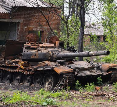 Kharkiv (Ukraine), 18/05/2022.- Debris of a burned tank is seen in Mala Rohan' village near Kharkiv, Ukraine, 18 May 2022. Russian troops were recently pushed out from Kharkiv's outskirts by the Ukrainian army. Ukraine's second-largest city Kharkiv and its surroundings witnessed repeated airstrikes from Russian forces. On 24 February, Russian troops invaded Ukrainian territory starting a conflict that has provoked destruction and a humanitarian crisis. According to the UNHCR, more than 6.3 million refugees have fled Ukraine, and a further 7.7 million people have been displaced internally within Ukraine since. (Rusia, Ucrania) EFE/EPA/SERGEY KOZLOV
