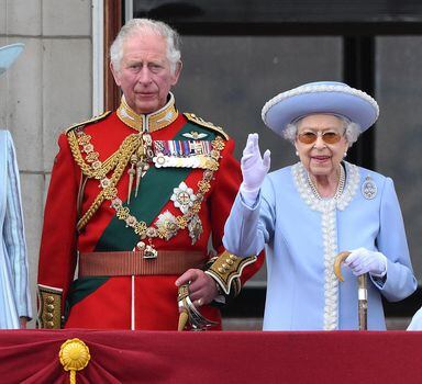 TOPSHOT - Britain's Queen Elizabeth II (R) stands with Britain's Camilla, Duchess of Cornwall (L) and Britain's Prince Charles, Prince of Wales to watch a special flypast from Buckingham Palace balcony following the Queen's Birthday Parade, the Trooping the Colour, as part of Queen Elizabeth II's platinum jubilee celebrations, in London on June 2, 2022. - Huge crowds converged on central London in bright sunshine on Thursday for the start of four days of public events to mark Queen Elizabeth II's historic Platinum Jubilee, in what could be the last major public event of her long reign. (Photo by Daniel LEAL / AFP)